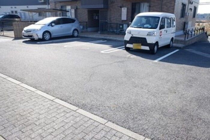 リビングタウン東郷　Ｃの駐車場