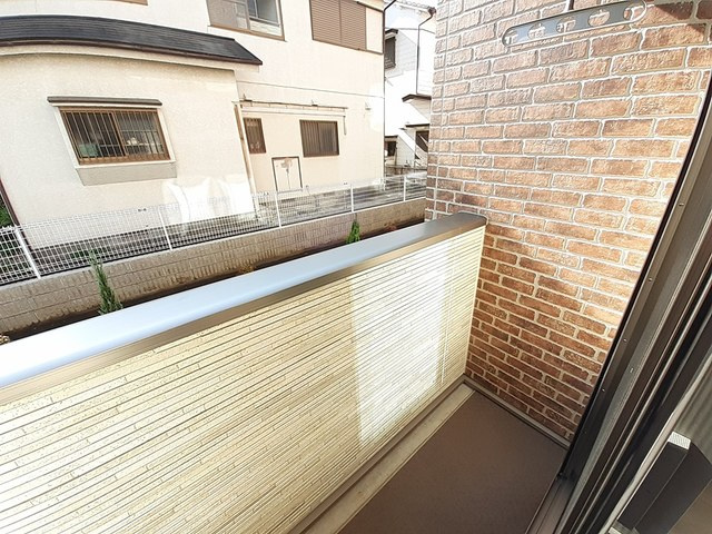 稲城市東長沼のアパートのバルコニー