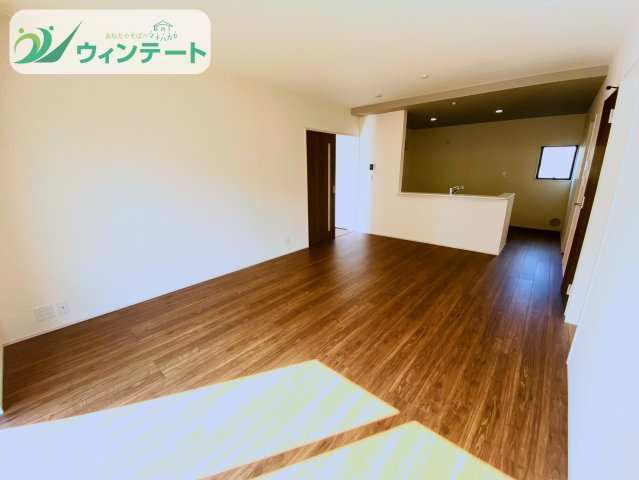 第1石岡市東光台　新築戸建の居間・リビング|生活動線に優れたLDK。キッチン・ダイニング・リビングが一体となり、家事のしやすい空間設計です。