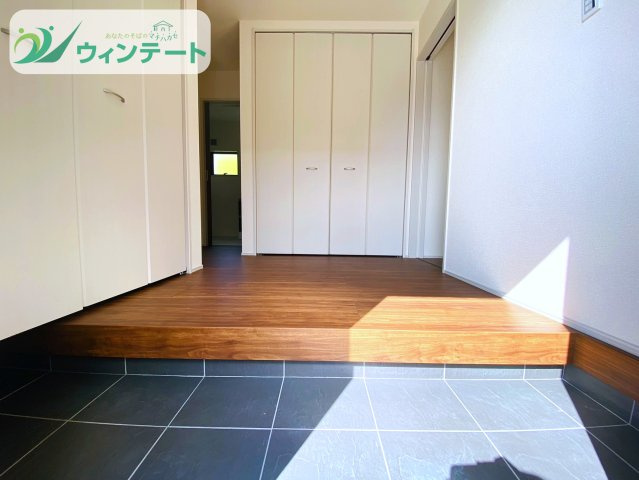 第1石岡市東光台　新築戸建の玄関|明るく開放感のある玄関ホール。帰宅時にほっとする落ち着いた雰囲気が魅力です。