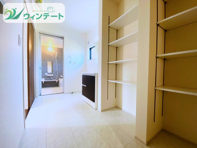 第1石岡市東光台　新築戸建の独立洗面台|脱衣所近くの収納はすごく便利です♪タオル・パジャマなど様々なものが置けてわざわざ部屋まで取りに行く必要がなくなりますね!!