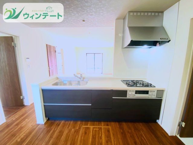 第1石岡市東光台　新築戸建のキッチン|調理スペースが広く、収納も豊富なキッチン。シンプルなデザインで清潔感を感じられます。