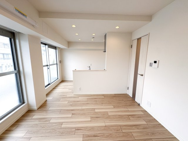 ハイマート門前仲町の居間・リビング|ハイマート門前仲町：大きな窓からたっぷりと光が差し込む、明るく開放感のあるリビングです！