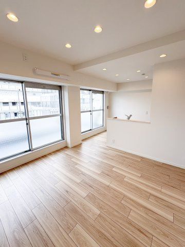 ハイマート門前仲町の居間・リビング|ハイマート門前仲町：リビングにはダウンライトが付いています！