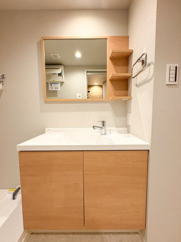 ハイマート門前仲町の独立洗面台|ハイマート門前仲町：機能的でスタイリッシュな木目調の洗面化粧台です！