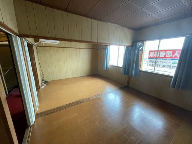 安城市緑町２丁目貸店舗の居間・リビング