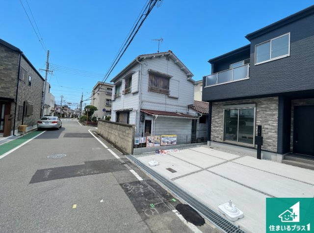 明石市貴崎　第1期　新築一戸建ての前面道路含む現地写真|周辺は閑静な住宅街！前面道路広々で車の出し入れも便利です。駐車が苦手な方でも安心して車庫入れできます！