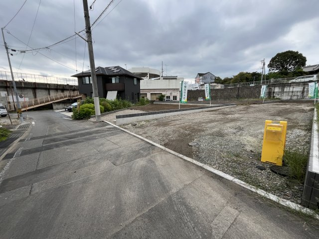 【前面道路含む現地写真】 | 【若松町第2期　現地外観】
※令和８年9月時点