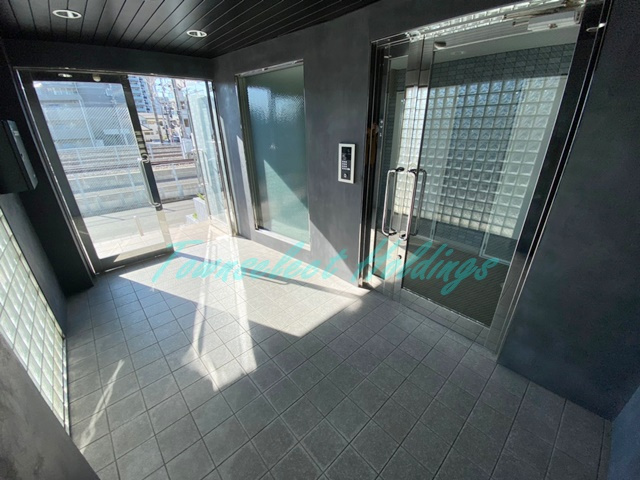 藤沢市弥勒寺１丁目の賃貸マンションのエントランス