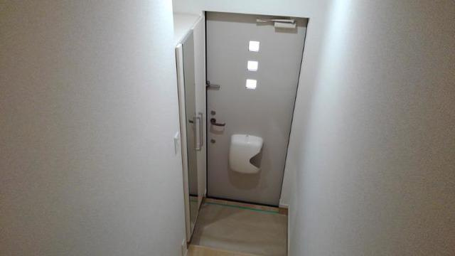 調布市布田５丁目のアパートの玄関