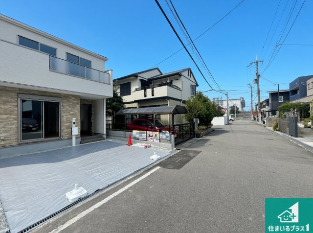 明石市貴崎　第1期　新築一戸建ての前面道路含む現地写真|周辺は閑静な住宅街！前面道路広々で車の出し入れも便利です。駐車が苦手な方でも安心して車庫入れできます！