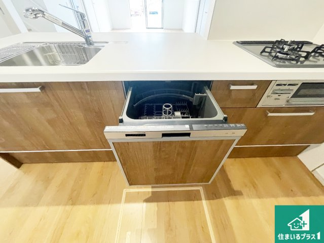 明石市貴崎　第1期　新築一戸建ての設備|食事後の一仕事、食器洗いをボタン一つでお任せできちゃいます！場所を取らないビルトイン式なので、お料理スペースもしっかり確保！