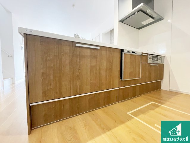 明石市貴崎　第1期　新築一戸建てのキッチン|リビングと統一感があり、使い勝手のいいキッチン。広々としているので、二人並んで作業が出来ちゃいます。お子様と一緒に色々なお料理に挑戦できるスペースがあります。