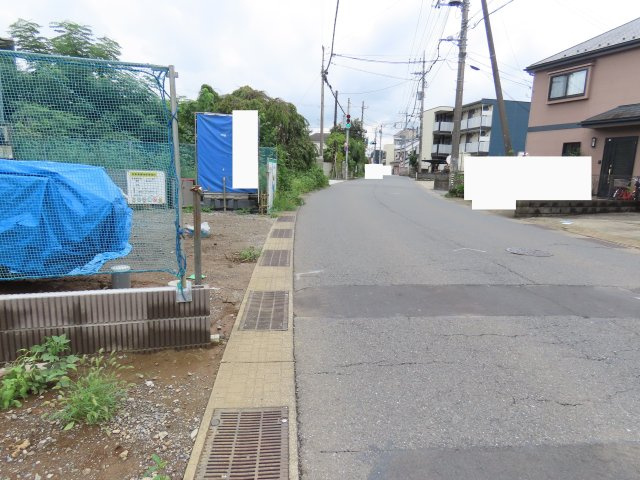 坂戸市泉町新築戸建　の前面道路含む現地写真