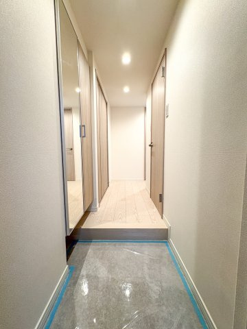 音羽サンハイツの玄関|音羽サンハイツ：玄関横には姿見が付いているので、お出かけ前のチェックもスムーズです！