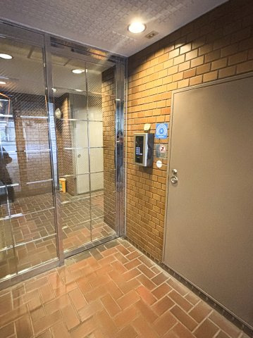 音羽サンハイツのエントランス|「護国寺」駅徒歩２分！オートロック付き耐震基準適合マンション、音羽サンハイツは即日現地案内可能となっておりますので、お気軽にお問い合わせください！