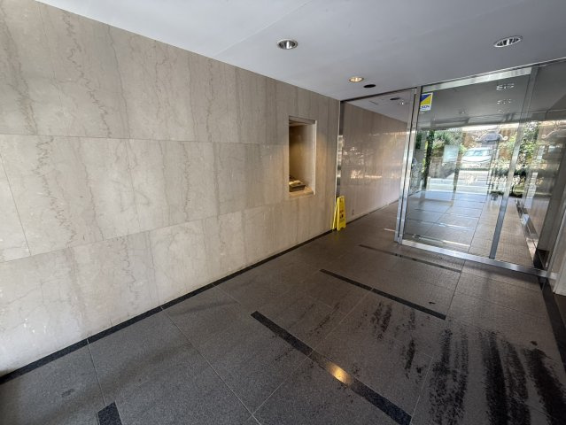 武蔵野市中町３丁目の賃貸マンションのエントランス