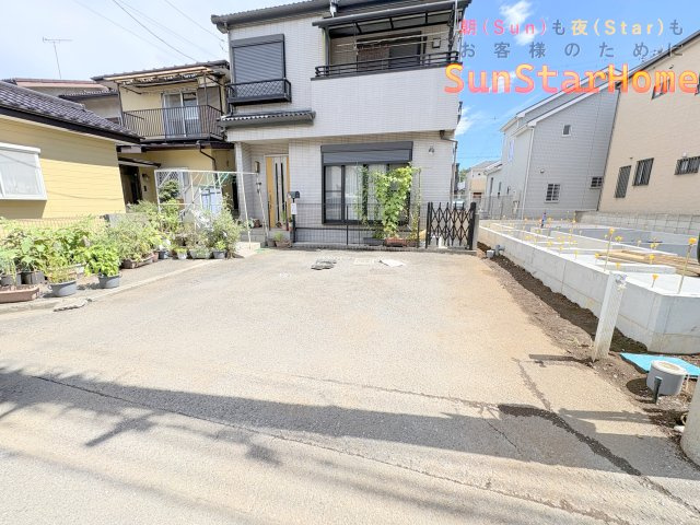 【サンスターホーム】入間市東町5丁目　新築戸建の前面道路含む現地写真