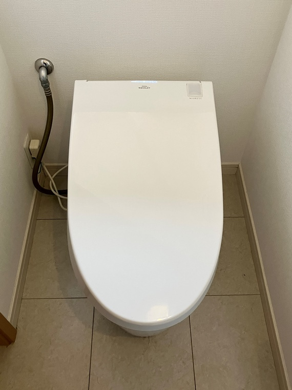 新町戸建のトイレ|落ち着いた色調のトイレです