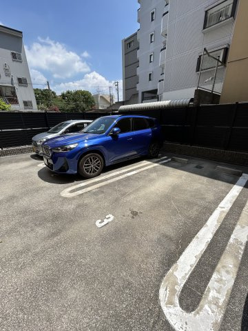 ロワ・リオン上町の駐車場