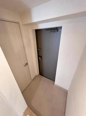 クロスレジデンス大阪新町の玄関