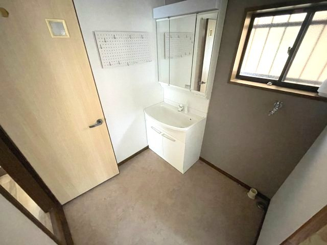 高島市新旭町藁園中古戸建の独立洗面台