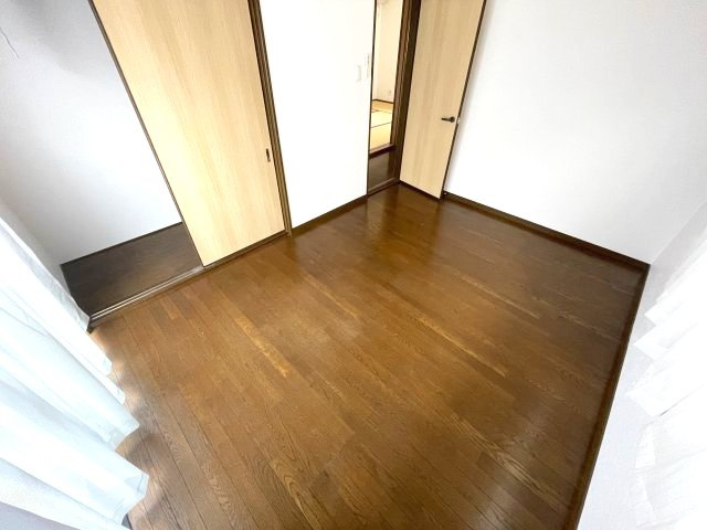 高島市新旭町藁園中古戸建の洋室