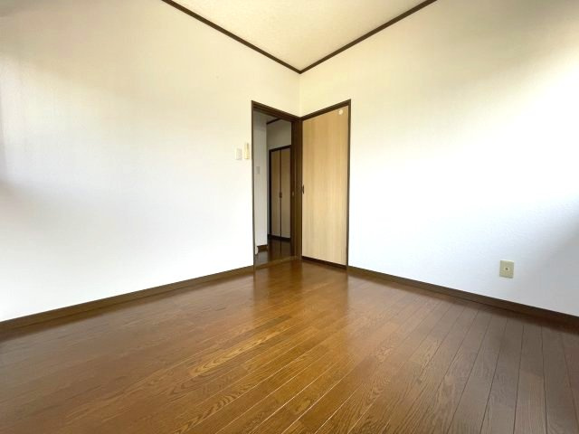 高島市新旭町藁園中古戸建の洋室