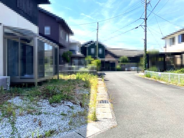 高島市新旭町藁園中古戸建の前面道路含む現地写真