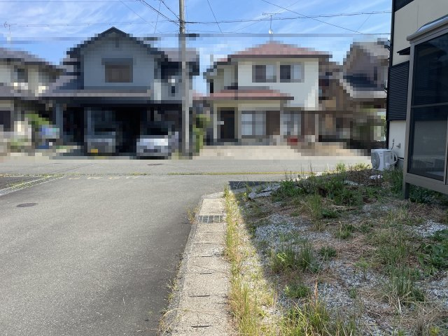 高島市新旭町藁園中古戸建の前面道路含む現地写真