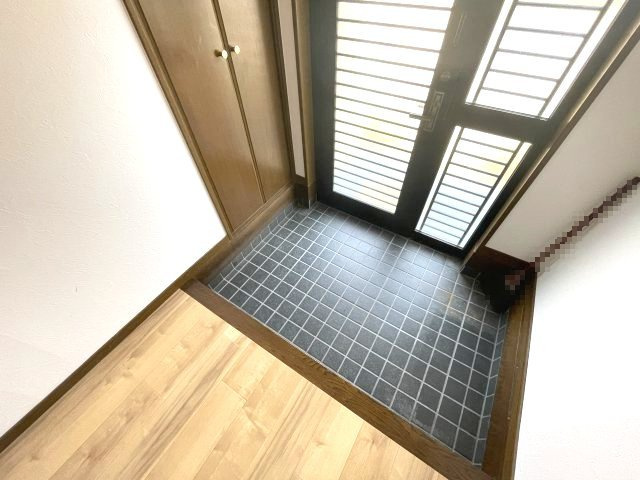 高島市新旭町藁園中古戸建の玄関
