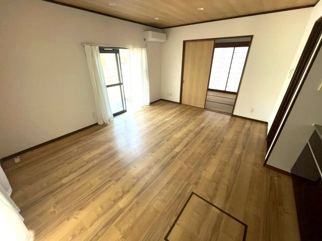 高島市新旭町藁園中古戸建の居間・リビング