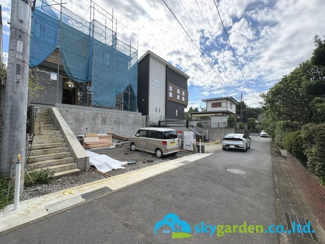 鎌倉市玉縄4期　新築戸建　全２棟1号棟の前面道路含む現地写真|令和８年９月２２日撮影（建築中）