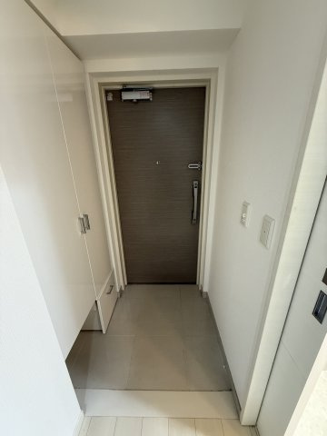 プレミスト堺筋本町ラディーナの玄関