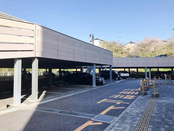 ビレッジハウス京ヶ峰タワー１号棟の駐車場