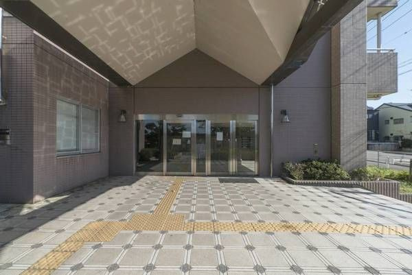 ビレッジハウス京ヶ峰タワー１号棟のエントランス
