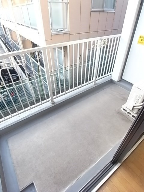 尼崎市武庫町２丁目のアパートのバルコニー