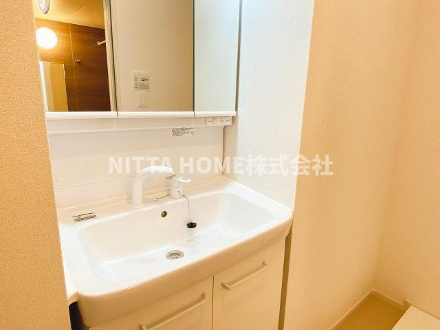 イリアの独立洗面台|三面鏡のシャワー付き洗面台☆