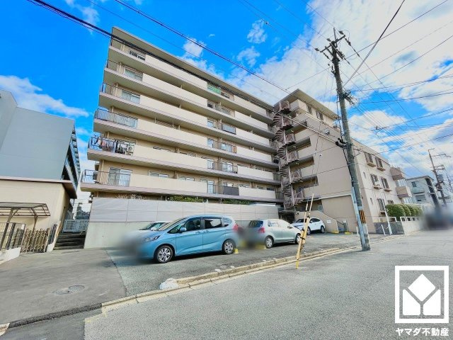 メゾン深草の駐車場