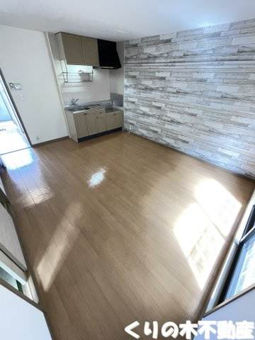 【居間・リビング】 | フローレス志々満ヶ丘 | 同タイプのお部屋です（現況を優先します）※アクセントクロスは部屋により異なります。