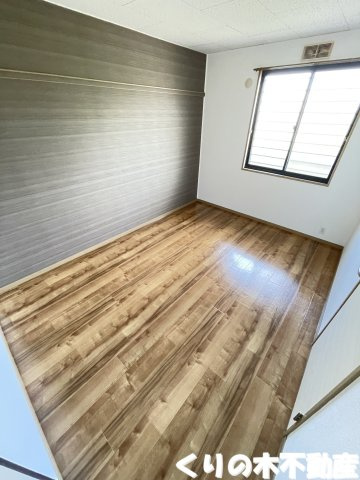 【寝室】 | フローレス志々満ヶ丘 | 同タイプのお部屋です（現況を優先します）※床材・アクセントクロスは部屋により異なります。