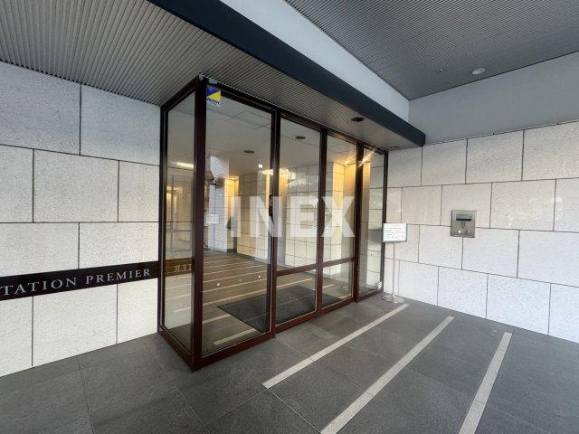 横浜市西区高島２丁目の賃貸マンションのエントランス