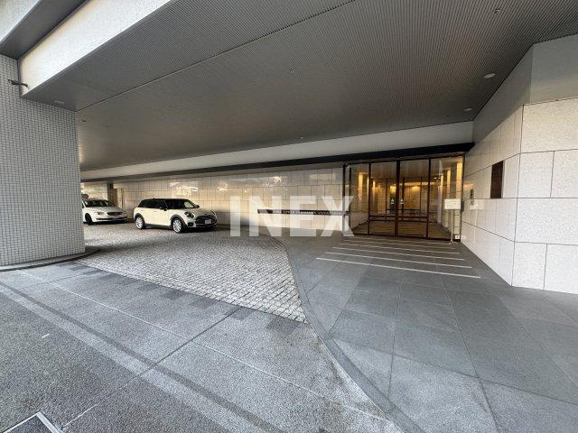 横浜市西区高島２丁目の賃貸マンションのエントランス