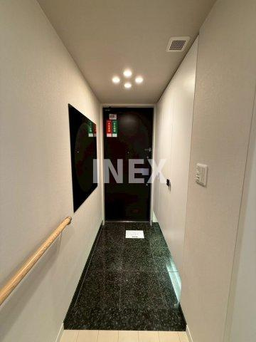 横浜市西区高島２丁目の賃貸マンションの玄関