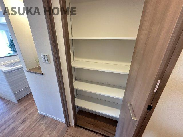 ライオンズガーデン鴨居の収納|備蓄庫としてだけではなくキッチン周りに収納がある事で内観維持もしやすくなりますよね。