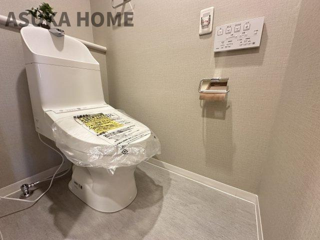 ライオンズガーデン鴨居のトイレ|新規交換済！温水洗浄便座のトイレ設備です。