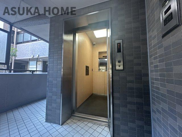 ライオンズガーデン鴨居のその他共用部分|エレベーターを完備したマンションです。エントランスもバリアフリーなのでベビーカーでおでかけにも安心◎