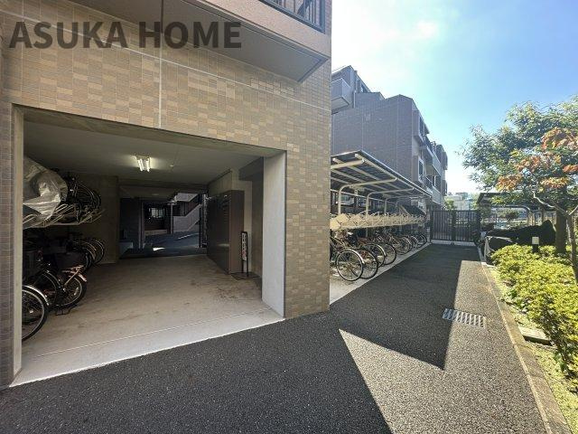 ライオンズガーデン鴨居の駐輪場|雨や日差しから大切な自転車を守る室内駐輪場。愛車の劣化を防ぎ、雨の日でも快適に出し入れできます。