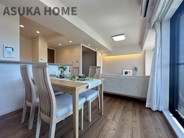ライオンズガーデン鴨居の居間・リビング|家具・エアコン付きのお部屋なのですぐに新生活が始められますね。