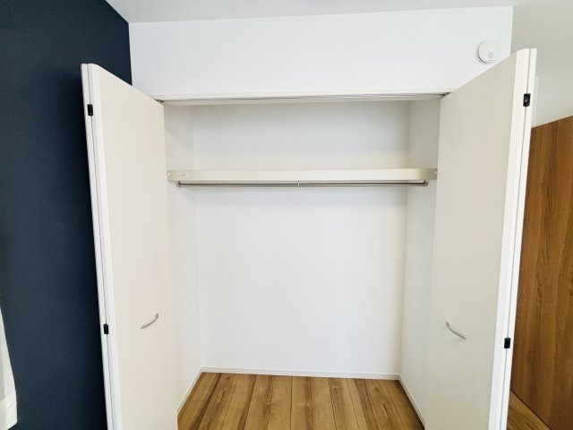 GRAFARE天白区御前場町｜名古屋市の戸建ならホームアップの収納|【売主施工例】洗濯物をたたむ手間が省ける「掛ける収納」で家事時短に貢献。シワになりやすいシャツやジャケットもきれいに保管できます